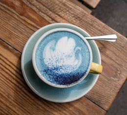 tazza di latte blu la main noire