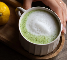 tazza di matcha latte allo yuzu anatae