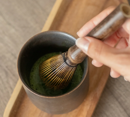 matcha prepare avec fouet long anatae